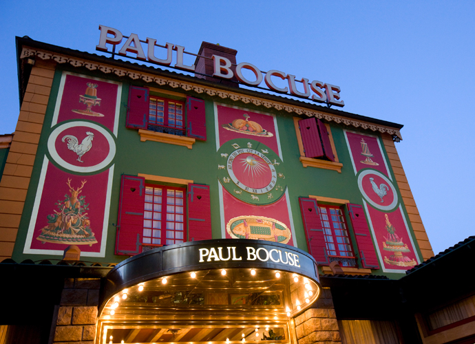 O L’Auberge du Pont de Collonges, do incensado chef Paul Bocuse, reserva experiências gastronômicas inesquecíveis