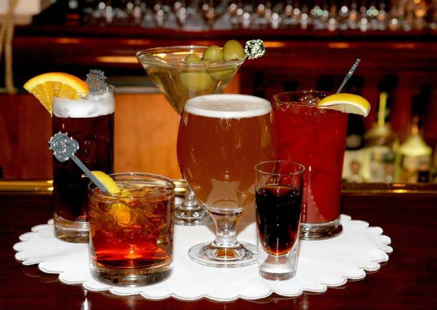 <strong>Tennessee Whiskey </strong><strong>–</strong><strong> <a href="https://viajeaqui.abril.com.br/paises/estados-unidos" rel="Estados Unidos" target="_blank">Estados Unidos</a></strong><br /> Basicamente é um Bourbon produzido no, quem diria, estado do Tennessee. O que os produtores locais alegam ser as diferenças do original é um lento processo de filtragem em carvão de bordo e o envelhecimento em barris velhos, o que confere à bebida um sabor distinto.<br /> <strong>Teor alcoólico médio</strong><strong>:</strong> 40% <strong>Tennessee Whiskey </strong><strong>–</strong><strong> <a href="https://viajeaqui.abril.com.br/paises/estados-unidos" rel="Estados Unidos" target="_blank">Estados Unidos</a></strong><br /> Basicamente é um Bourbon produzido no, quem diria, estado do Tennessee. O que os produtores locais alegam ser as diferenças do original é um lento processo de filtragem em carvão de bordo e o envelhecimento em barris velhos, o que confere à bebida um sabor distinto.<br /> <strong>Teor alcoólico médio</strong><strong>:</strong> 40%