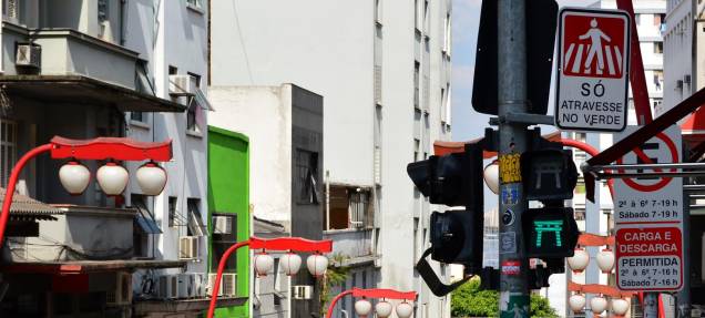 O <a href="https://viajeaqui.abril.com.br/estabelecimentos/br-sp-sao-paulo-atracao-liberdade" rel="bairro da Liberdade" target="_blank">bairro da Liberdade</a> é um dos refúgios mais geeks da capital paulista: nele, estão espalhadas centenas de lojinhas de mangás - e é claro, várias delas só vendem o quadrinho na língua japonesa. E não é só isso: por ali também dá para comprar DVDs, games, bonecos e pelúcias inspiradas nas produções nipônicas, artigos colecionáveis, camisetas com estampas nerd e figurinos para cosplay O <a href="https://viajeaqui.abril.com.br/estabelecimentos/br-sp-sao-paulo-atracao-liberdade" rel="bairro da Liberdade" target="_blank">bairro da Liberdade</a> é um dos refúgios mais geeks da capital paulista: nele, estão espalhadas centenas de lojinhas de mangás - e é claro, várias delas só vendem o quadrinho na língua japonesa. E não é só isso: por ali também dá para comprar DVDs, games, bonecos e pelúcias inspiradas nas produções nipônicas, artigos colecionáveis, camisetas com estampas nerd e figurinos para cosplay