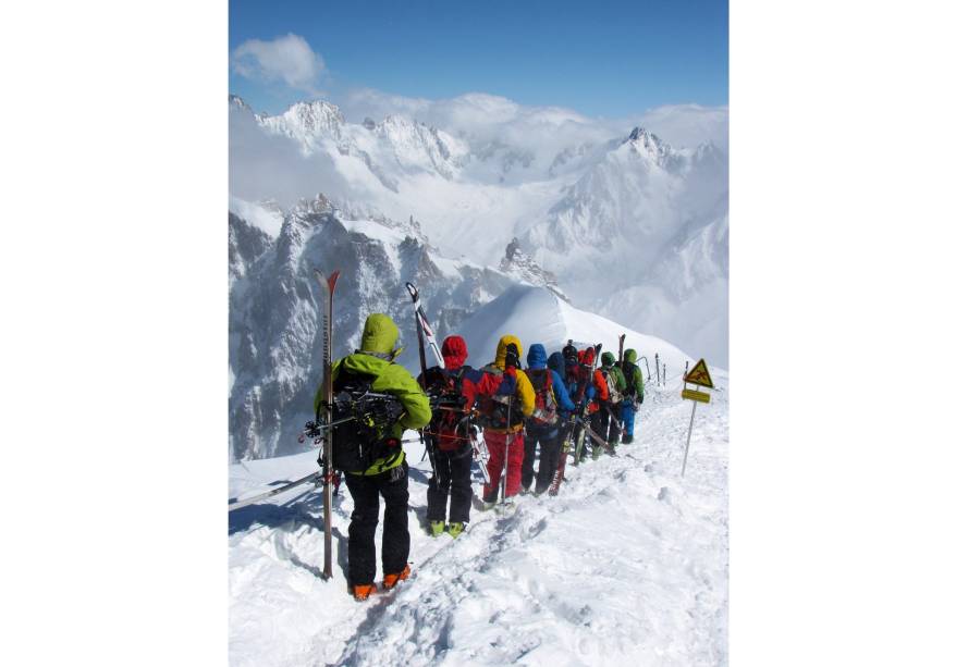 Alpinistas rumo ao Valée Blanche, no topo da Europa, em <a href="https://viajeaqui.abril.com.br/materias/esqui-e-vida-selvagem-na-francesa-chamonix" rel="Chamonix Mont Blanc" target="_blank">Chamonix Mont Blanc</a>, <a href="https://viajeaqui.abril.com.br/paises/franca" rel="França" target="_blank">França</a> Alpinistas rumo ao Valée Blanche, no topo da Europa, em <a href="https://viajeaqui.abril.com.br/materias/esqui-e-vida-selvagem-na-francesa-chamonix" rel="Chamonix Mont Blanc" target="_blank">Chamonix Mont Blanc</a>, <a href="https://viajeaqui.abril.com.br/paises/franca" rel="França" target="_blank">França</a>
