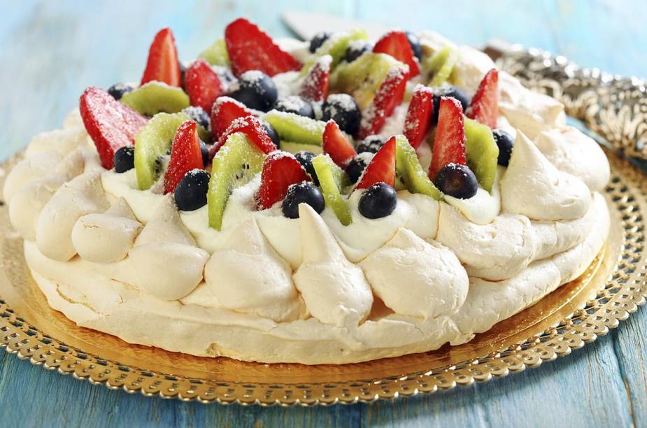 <strong>Pavlova </strong>O merengue recheado com chantili e decorado com frutas é uma homenagem à bailarina russa Anna Pavlova, que nasceu em 1881. O delicado doce foi criado durante uma turnê de Pavlova pela Austrália e Nova Zelândia. No entanto, não se sabe exatamente o local da criação, o que ainda provoca debate entre os dois países, que reivindicam a paternidade da receita.