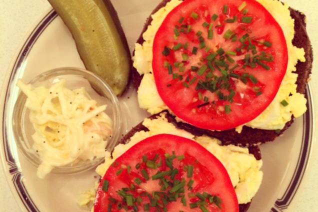 <strong><a href="https://bazbagel.com/" rel="Baz Bagel & Restaurant" target="_blank">Baz Bagel & Restaurant</a></strong> Além dos tradicionais bagels, com <strong>cream chesse e tomates</strong> no recheio, a casa também oferece opções com salmão e até mesmo peixe branco. Servem pratos para o almoço e opções completas no café da manhã. <em>181 Grand Street, 10013</em> <strong><a href="https://bazbagel.com/" rel="Baz Bagel & Restaurant" target="_blank">Baz Bagel & Restaurant</a></strong> Além dos tradicionais bagels, com <strong>cream chesse e tomates</strong> no recheio, a casa também oferece opções com salmão e até mesmo peixe branco. Servem pratos para o almoço e opções completas no café da manhã. <em>181 Grand Street, 10013</em>
