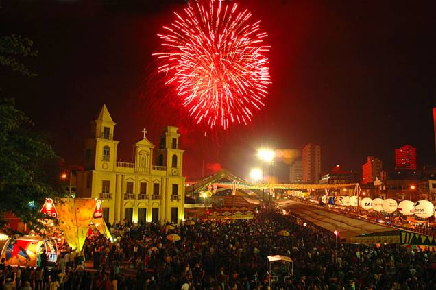 Toneladas de fogos de artifício são estouradas nos principais dias da festa em Campina Grande (PB): na abertura, na noite do dia 23 de junho (véspera de São João) e no encerramento do evento Toneladas de fogos de artifício são estouradas nos principais dias da festa em Campina Grande (PB): na abertura, na noite do dia 23 de junho (véspera de São João) e no encerramento do evento
