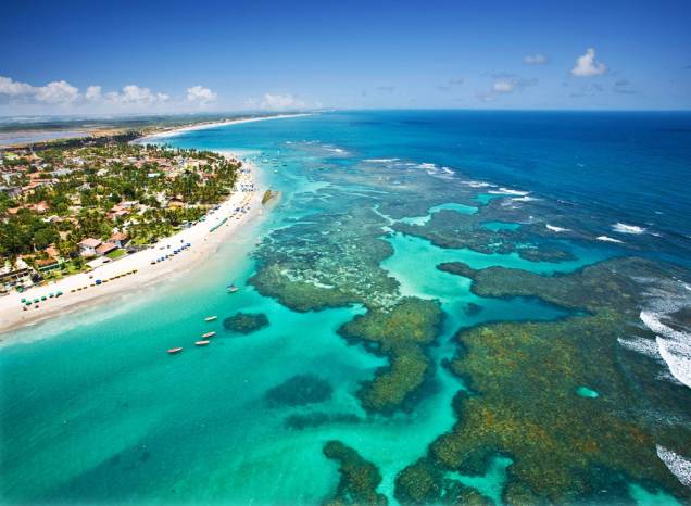 <strong>Porto de Galinhas – 7 noites – R$ 2 523</strong><br /><br />A viagem para <a href="https://viajeaqui.abril.com.br/cidades/br-pe-porto-de-galinhas" rel="Porto de Galinhas">Porto de Galinhas</a>, famosa por suas piscinas naturais repletas de peixinhos, inclui sete noites de hospedagem no <a href="https://viajeaqui.abril.com.br/estabelecimentos/br-pe-porto-de-galinhas-hospedagem-enotel-resort-spa-porto-de-galinhas" rel="Enotel Resort e Spa">Enotel Resort e Spa</a>, em regime all-inclusive, traslados e seguro-viagem. A passagem aérea é paga à parte.<br /><br /><strong>Quando:</strong> saídas até 30 de junho<br /><strong>Pagamento:</strong> parcelado em até 10 vezes sem juros<br /><strong>Quem leva:</strong> a <strong>Agaxtur</strong> (11/3067-0900, <a href="https://www.agaxtur.com.br" rel="www.agaxtur.com.br" target="_blank">www.agaxtur.com.br</a>) <strong>Porto de Galinhas – 7 noites – R$ 2 523</strong><br /><br />A viagem para <a href="https://viajeaqui.abril.com.br/cidades/br-pe-porto-de-galinhas" rel="Porto de Galinhas">Porto de Galinhas</a>, famosa por suas piscinas naturais repletas de peixinhos, inclui sete noites de hospedagem no <a href="https://viajeaqui.abril.com.br/estabelecimentos/br-pe-porto-de-galinhas-hospedagem-enotel-resort-spa-porto-de-galinhas" rel="Enotel Resort e Spa">Enotel Resort e Spa</a>, em regime all-inclusive, traslados e seguro-viagem. A passagem aérea é paga à parte.<br /><br /><strong>Quando:</strong> saídas até 30 de junho<br /><strong>Pagamento:</strong> parcelado em até 10 vezes sem juros<br /><strong>Quem leva:</strong> a <strong>Agaxtur</strong> (11/3067-0900, <a href="https://www.agaxtur.com.br" rel="www.agaxtur.com.br" target="_blank">www.agaxtur.com.br</a>)
