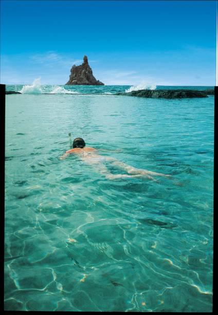 Protegida por recifes, a praia do Atalaia forma uma piscina natural na maré baixa e é um dos principais berçários marinhos de Fernando de Noronha, Pernambuco