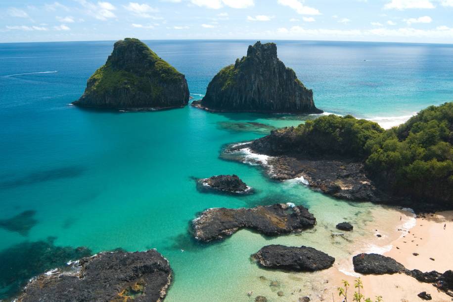 <a href="https://viajeaqui.abril.com.br/estabelecimentos/br-pe-fernando-de-noronha-atracao-baia-dos-porcos" rel="Ba&iacute;a dos Porcos - Fernando de Noronha" target="_blank"><strong>Ba&iacute;a dos Porcos - Fernando de Noronha</strong></a>        Vale a pena enfrentar as pedras escorregadias do caminho para chegar ao para&iacute;so. Os 100 m de extens&atilde;o da praia ostentam uma beleza infinita que permite mergulhos com snorkel em piscinas naturais.&nbsp;