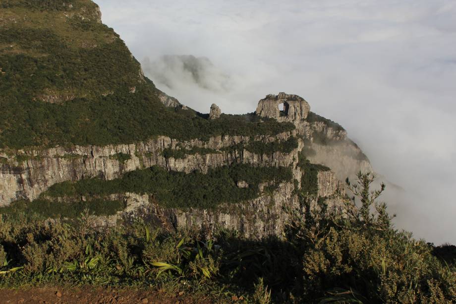 Urubici (SC) é circundada por uma paisagem exuberante, que inclui a Pedra Furada (foto) e o Morro da Igreja