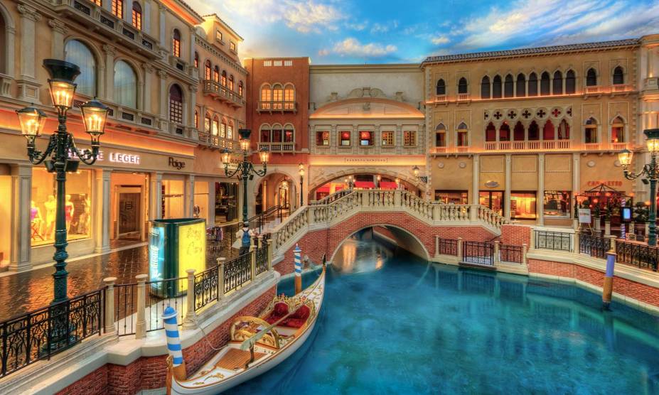 <strong>The Venetian, <a href="https://viajeaqui.abril.com.br/cidades/estados-unidos-las-vegas" rel="Las Vegas" target="_self">Las Vegas</a></strong>Mais um hotel enorme em Las Vegas, a campeã da lista. Todo o projeto do hotel consiste em uma inspiração da cidade de <a href="https://viajeaqui.abril.com.br/cidades/italia-veneza" rel="Veneza" target="_self">Veneza</a>, na <a href="https://viajeaqui.abril.com.br/paises/italia" rel="Itália" target="_self">Itália</a>. Capacidade total: 4.049 quartos <strong>The Venetian, <a href="https://viajeaqui.abril.com.br/cidades/estados-unidos-las-vegas" rel="Las Vegas" target="_self">Las Vegas</a></strong>Mais um hotel enorme em Las Vegas, a campeã da lista. Todo o projeto do hotel consiste em uma inspiração da cidade de <a href="https://viajeaqui.abril.com.br/cidades/italia-veneza" rel="Veneza" target="_self">Veneza</a>, na <a href="https://viajeaqui.abril.com.br/paises/italia" rel="Itália" target="_self">Itália</a>. Capacidade total: 4.049 quartos