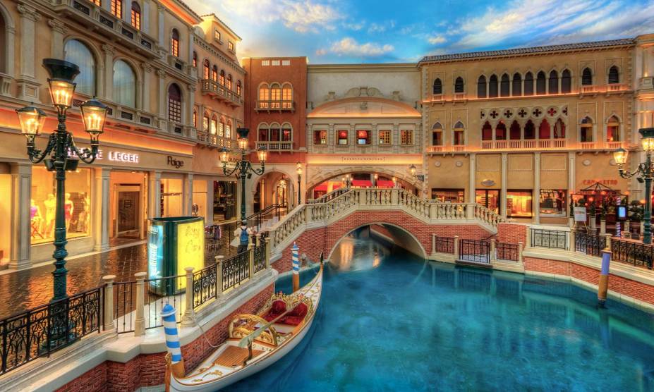 <strong>The Venetian, <a href="https://viajeaqui.abril.com.br/cidades/estados-unidos-las-vegas" rel="Las Vegas" target="_self">Las Vegas</a></strong>Mais um hotel enorme em Las Vegas, a campeã da lista. Todo o projeto do hotel consiste em uma inspiração da cidade de <a href="https://viajeaqui.abril.com.br/cidades/italia-veneza" rel="Veneza" target="_self">Veneza</a>, na <a href="https://viajeaqui.abril.com.br/paises/italia" rel="Itália" target="_self">Itália</a>. Capacidade total: 4.049 quartos