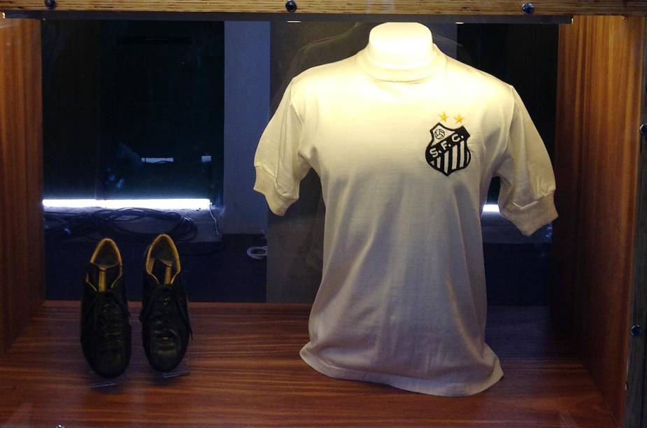 Relíquias como a camisa 10 do Santos estão em "altares" do museu