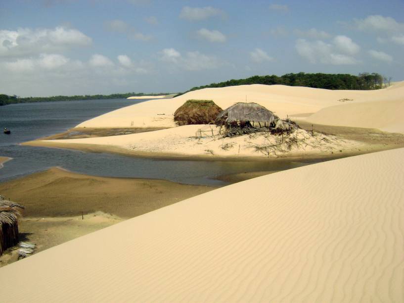 <strong>8. <a href="https://viajeaqui.abril.com.br/estabelecimentos/br-ma-tutoia-atracao-praia-pequenos-lencois" rel="Pequenos Lençóis (MA)" target="_blank">Pequenos Lençóis (MA)</a></strong> Próximo aos Lençóis Maranhenses, os <a href="https://viajeaqui.abril.com.br/estabelecimentos/br-ma-tutoia-atracao-praia-pequenos-lencois" rel="Pequenos Lençóis" target="_self">Pequenos Lençóis</a> ficam no município de Paulino Neves, próximo a Tutóia, e possuem praticamente as mesmas características: dunas intercaladas por lagoas doces, formadas no período das chuvas. A paisagem mescla o branco da areia com os tons de verde e azul das águas e vamos ser justos: de “pequenos”, eles só tem a extensão, pois algumas dunas chegam a ter 50 metros de altura <strong>8. <a href="https://viajeaqui.abril.com.br/estabelecimentos/br-ma-tutoia-atracao-praia-pequenos-lencois" rel="Pequenos Lençóis (MA)" target="_blank">Pequenos Lençóis (MA)</a></strong> Próximo aos Lençóis Maranhenses, os <a href="https://viajeaqui.abril.com.br/estabelecimentos/br-ma-tutoia-atracao-praia-pequenos-lencois" rel="Pequenos Lençóis" target="_self">Pequenos Lençóis</a> ficam no município de Paulino Neves, próximo a Tutóia, e possuem praticamente as mesmas características: dunas intercaladas por lagoas doces, formadas no período das chuvas. A paisagem mescla o branco da areia com os tons de verde e azul das águas e vamos ser justos: de “pequenos”, eles só tem a extensão, pois algumas dunas chegam a ter 50 metros de altura