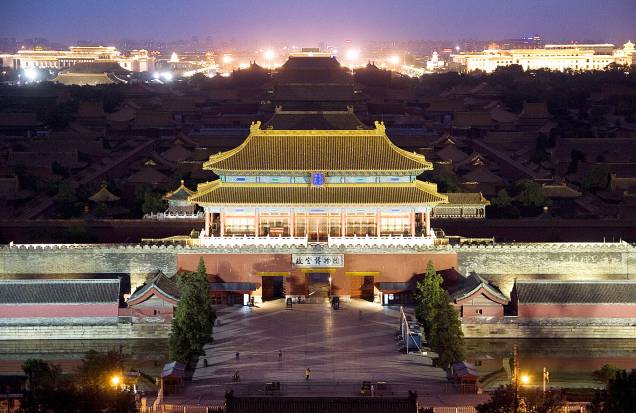 <strong>Mandarim em <a href="https://viajeaqui.abril.com.br/cidades/china-pequim-beijing" rel="Pequim" target="_blank">Pequim</a></strong> Idioma estranho aos brasileiros, o mandarim é a língua da maior potência comercial na atualidade. Hospedado em apartamento compartilhado de Pequim, em quatro semanas você aprenderá o básico da comunicação pinyin, que usa o alfabeto romano para ensinar a fonética, na escola <a href="https://mandarinhouse.cn" rel="Mandarin House" target="_blank">Mandarin House</a>. Workshops de pintura e caligrafia chinesa ocuparão os alunos à tarde, enquanto os fins de semana serão dedicados a excursões à Cidade Proibida e à Muralha da China, entre outras. <strong>QUANDO:</strong> Em julho <strong>QUEM LEVA: </strong>A <a href="https://stb.com.br" rel="STB" target="_blank">STB</a> <strong>QUANTO:</strong> US$ 3 341 (sem aéreo) <strong>Mandarim em <a href="https://viajeaqui.abril.com.br/cidades/china-pequim-beijing" rel="Pequim" target="_blank">Pequim</a></strong> Idioma estranho aos brasileiros, o mandarim é a língua da maior potência comercial na atualidade. Hospedado em apartamento compartilhado de Pequim, em quatro semanas você aprenderá o básico da comunicação pinyin, que usa o alfabeto romano para ensinar a fonética, na escola <a href="https://mandarinhouse.cn" rel="Mandarin House" target="_blank">Mandarin House</a>. Workshops de pintura e caligrafia chinesa ocuparão os alunos à tarde, enquanto os fins de semana serão dedicados a excursões à Cidade Proibida e à Muralha da China, entre outras. <strong>QUANDO:</strong> Em julho <strong>QUEM LEVA: </strong>A <a href="https://stb.com.br" rel="STB" target="_blank">STB</a> <strong>QUANTO:</strong> US$ 3 341 (sem aéreo)
