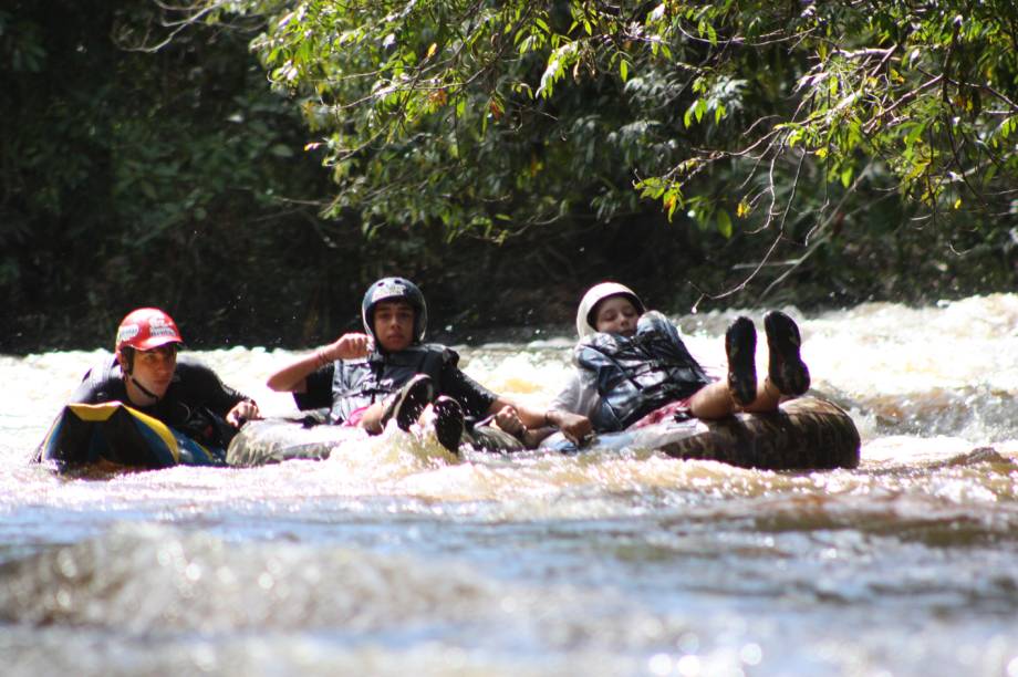 <strong>Acampamento Peraltas - Brotas/SP</strong>Localizada na capital paulista do turismo de aventuras, Brotas, o Acampamento Peraltas aproveita a fama da cidade e tem a disposição de seus campistas trilhas, rafting, caiaque, aquaride (um tipo de bote inflável que serve como apoio para descer o rio deitado), boia cross e outras atrações desse tipo.<br /><br />Para os que preferem outros tipos de atividade, há campos e quadras poliesportivas, passeios de bicicleta, parque aquático, salão de. Os monitores também organizam gincana entre grupos da mesma faixa etária, com jogos e brincadeiras para entreter os campistas.<br /><br />Um diferencial do Peraltas são as temporadas temáticas. São sete opções para novos campistas e um para veteranos.<br /><br />Pacotes:<br />De 30 de junho a 2 de julho, a temporada é de “Férias de inverno”, assim como a segunda temporada, de 2 a 5 de julho, e a sétima temporada, de 26 a 29 de julho. De 5 a 11 de julho, “Olímpiadas” é o tema e vários esportes antigos serão apresentados. A quarta temporada, de 11 a 16 de julho, o tema é “Escola de magia”, pelo quarto ano consecutivo. “Bola rolando” é a quinta, entre 16 e 20 de julho, e “Olimpo” é a sexta temporada, entre 20 e 26 de julho. A temporada dos veteranos é entre 27 e 29 de julho. Os valores variam entre R$ 849 e R$ 2.155, parceláveis em até dez vezes.Mais informações:<br />Telefone: (11) 3035-1900<br />E-mail: <a href="https://info@peraltas.com.br" rel="info@peraltas.com.br" target="_blank">info@peraltas.com.br</a><br />Site: <a href="https://www.peraltas.com.br" rel="www.peraltas.com.br" target="_blank">www.peraltas.com.br</a> 