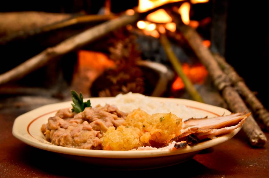 O prato com pernil, arroz, tutu de feijão e bolinho de arroz será servido na 2ª edição do Festival de Cultura e Gastronomia da Roça, em Gonçalves, Minas Gerais