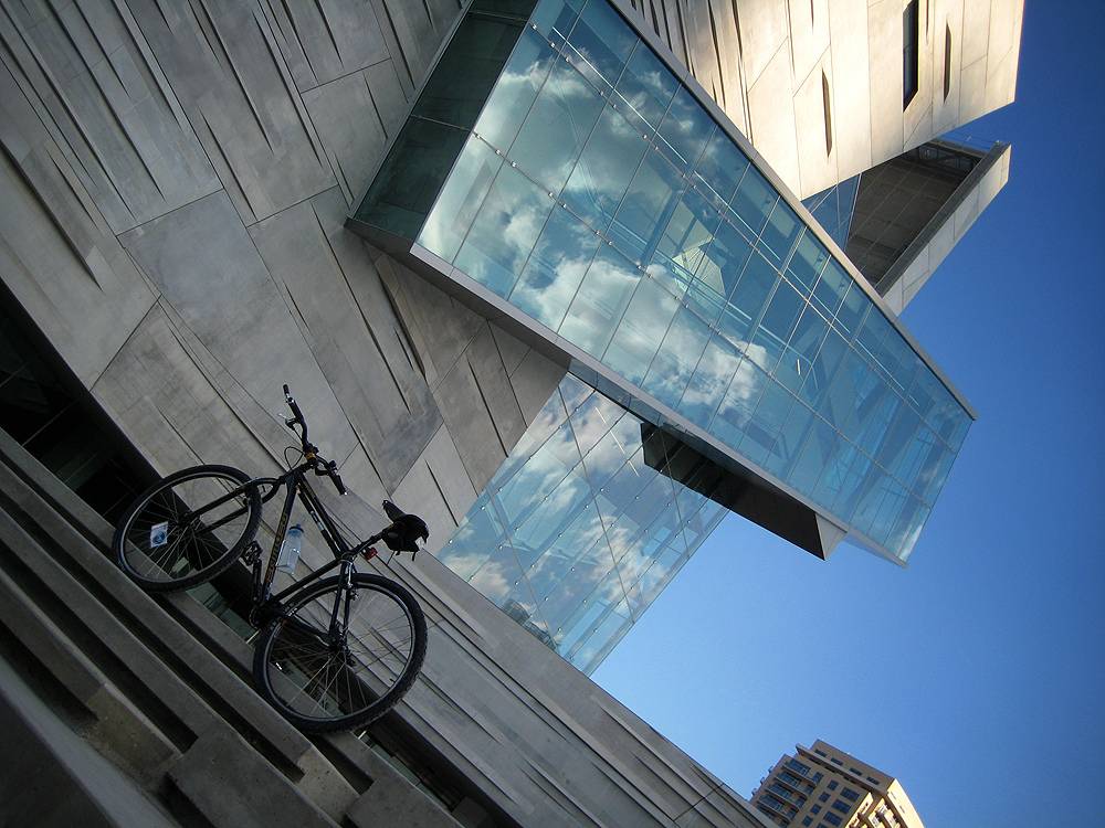 <strong>Perot Museum of Nature and Science, Dallas, EUA</strong>Quem &eacute; um pouco mais velho (tipo, 40 anos) vai se lembrar de Ross Perot, o milion&aacute;rio americano que se candidatou &agrave; presid&ecirc;ncia dos EUA desafiando democratas e republicanos. Perdeu, &eacute; claro. Seu legado mais concreto &eacute; o Museu Perot de Natureza e Ci&ecirc;ncia de <a href="https://viajeaqui.abril.com.br/cidades/estados-unidos-dallas" rel="Dallas">Dallas</a>. A fabulosa unidade em Victory Park foi projetada pelo ganhador do Pritzker de 2005, Thom Mayne, da firma Morphosis