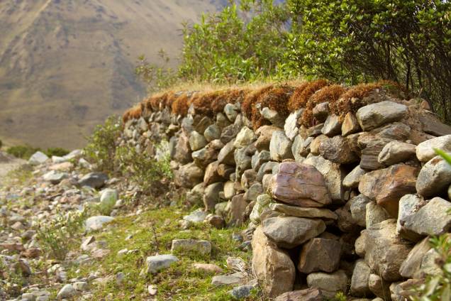 <strong>Trilha Salcantay – Peru</strong>Ao longo da trilha, caminhantes encontram muros de pedra inca pelo vale do rio Urubamba, que servem até hoje para conter ovelhas, vacas e alpacas dos pastores da região <strong>Trilha Salcantay – Peru</strong>Ao longo da trilha, caminhantes encontram muros de pedra inca pelo vale do rio Urubamba, que servem até hoje para conter ovelhas, vacas e alpacas dos pastores da região
