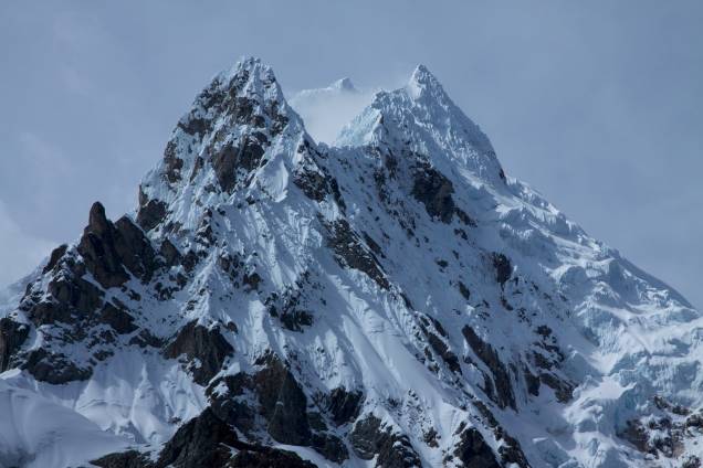 <strong>Trilha Salcantay – Peru </strong>Podendo durar 5 dias ou mais, a trilha que remete ao nevado cultuado pelos incas da região de Machu Picchu (foto) leva por caminhadas feitas a quase 4 mil metros de altitude e termina em Águas Calientes, a cidade ao pé das ruínas mais famosas do Peru. O incessante sobe e desce exige bastante dos joelhos, mas quem vai no esquema <em>lodge to lodge</em> fica hospedado em cabanas com camas confortáveis e água quente e descansa tranquilo para o próximo dia de caminhada. O passeio é feito pela agência <a href="https://www.mountainlodgesofperu.com/" rel="Mountain Lodges of Peru" target="_blank">Mountain Lodges of Peru</a> e não custa barato (mais informações na matéria abaixo) <strong>Trilha Salcantay – Peru </strong>Podendo durar 5 dias ou mais, a trilha que remete ao nevado cultuado pelos incas da região de Machu Picchu (foto) leva por caminhadas feitas a quase 4 mil metros de altitude e termina em Águas Calientes, a cidade ao pé das ruínas mais famosas do Peru. O incessante sobe e desce exige bastante dos joelhos, mas quem vai no esquema <em>lodge to lodge</em> fica hospedado em cabanas com camas confortáveis e água quente e descansa tranquilo para o próximo dia de caminhada. O passeio é feito pela agência <a href="https://www.mountainlodgesofperu.com/" rel="Mountain Lodges of Peru" target="_blank">Mountain Lodges of Peru</a> e não custa barato (mais informações na matéria abaixo)