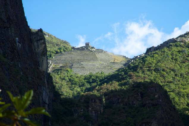 <strong>Trilha Salcantay – Peru</strong>Ainda que não chegue diretamente em Machu Picchu, as ruínas da cidade aparecem no horizonte no final da caminhada. As construções ao longe (foto) são da Casa do Guardião da Pedra Funerária, no topo de terraços usados para agricultura <strong>Trilha Salcantay – Peru</strong>Ainda que não chegue diretamente em Machu Picchu, as ruínas da cidade aparecem no horizonte no final da caminhada. As construções ao longe (foto) são da Casa do Guardião da Pedra Funerária, no topo de terraços usados para agricultura