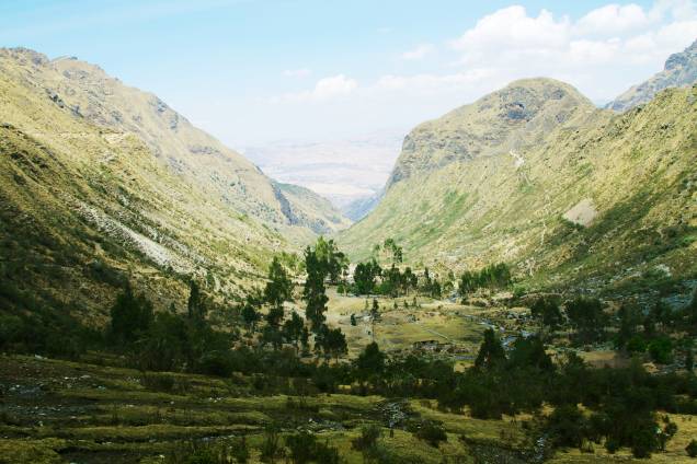 <strong>Trekking pelo Vale de Lares – Peru</strong>Um dos melhores trekkings para entrar em contato com povoados que ainda preservam modo de vida ancestral. Viajantes passam por sítios arqueológicos incaicos, visitam vilarejos agrícolas, comunidades indígenas e famílias de tecelões em um trajeto que leva 4 dias e tem trechos a 4.400 metros de altitude <strong>Trekking pelo Vale de Lares – Peru</strong>Um dos melhores trekkings para entrar em contato com povoados que ainda preservam modo de vida ancestral. Viajantes passam por sítios arqueológicos incaicos, visitam vilarejos agrícolas, comunidades indígenas e famílias de tecelões em um trajeto que leva 4 dias e tem trechos a 4.400 metros de altitude