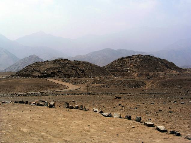 <strong>12. Pirâmides da Cidade Sagrada de Caral - Peru </strong>A cidade mais antiga de todo continente americano fica a 200km a norte de Lima, no Peru. Foi habitada de 5.000 a.C. a 1.800 a.C.! No final desta época, se estima que a cidade sofreu com secas, fome e doenças que forçaram seus habitantes a procurar outro local para viver.A descoberta do sítio arqueológico em 1905 muda teorias sobre o aparecimento das antigas civilizações do Peru (que se acreditava que começaram por volta de 1.500 a.C.). As construções monumentais que mais se destacam são 5 das 32 pirâmides do local, o Templo do Anfiteatro e O Templo do Altar Circular – elas datam de 3.000 a.C., a mesma época que as pirâmides começaram a ser construídas no Egito. A maior das pirâmides de Caral tem 28m de altura e arqueólogos continuam trabalhando no local para desvendar seus mistérios. <strong>12. Pirâmides da Cidade Sagrada de Caral - Peru </strong>A cidade mais antiga de todo continente americano fica a 200km a norte de Lima, no Peru. Foi habitada de 5.000 a.C. a 1.800 a.C.! No final desta época, se estima que a cidade sofreu com secas, fome e doenças que forçaram seus habitantes a procurar outro local para viver.A descoberta do sítio arqueológico em 1905 muda teorias sobre o aparecimento das antigas civilizações do Peru (que se acreditava que começaram por volta de 1.500 a.C.). As construções monumentais que mais se destacam são 5 das 32 pirâmides do local, o Templo do Anfiteatro e O Templo do Altar Circular – elas datam de 3.000 a.C., a mesma época que as pirâmides começaram a ser construídas no Egito. A maior das pirâmides de Caral tem 28m de altura e arqueólogos continuam trabalhando no local para desvendar seus mistérios.