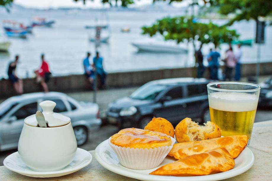 <strong>PARA CURTIR O PÓS-PRAIA</strong> <strong><a href="https://barurca.com.br/" target="_blank" rel="noopener">Bar Urca</a> </strong>A Urca já foi endereço de um fervilhante cassino. Hoje o agito do charmoso (e de resto pacato) bairro fica por conta deste icônico endereço, inaugurado em 1939 e querido por cariocas e turistas. O estabelecimento se divide em dois. Em cima está o salão do restaurante, que serve receitas de pescados, e embaixo fica o minúsculo boteco. A pedida é pegar uma cerveja e um petisco no balcão e tentar achar um espacinho na disputadíssima mureta de pedra que dá vista para o <a href="https://viajeaqui.abril.com.br/estabelecimentos/br-rj-rio-de-janeiro-atracao-cristo-redentor-corcovado" target="_blank" rel="noopener">Cristo</a> e a Baía de Guanabara, o cenário ideal para se deslumbrar com a beleza da cidade. Para chegar, tome um táxi ou Uber ao sair da praia – a corrida para quem vem do Leme ou de Copacabana dura em média 10 minutos <em>R. Cândido Gaffrée, 205 (Urca), (21) 2295-8744</em> <strong>PARA CURTIR O PÓS-PRAIA</strong> <strong><a href="https://barurca.com.br/" target="_blank" rel="noopener">Bar Urca</a> </strong>A Urca já foi endereço de um fervilhante cassino. Hoje o agito do charmoso (e de resto pacato) bairro fica por conta deste icônico endereço, inaugurado em 1939 e querido por cariocas e turistas. O estabelecimento se divide em dois. Em cima está o salão do restaurante, que serve receitas de pescados, e embaixo fica o minúsculo boteco. A pedida é pegar uma cerveja e um petisco no balcão e tentar achar um espacinho na disputadíssima mureta de pedra que dá vista para o <a href="https://viajeaqui.abril.com.br/estabelecimentos/br-rj-rio-de-janeiro-atracao-cristo-redentor-corcovado" target="_blank" rel="noopener">Cristo</a> e a Baía de Guanabara, o cenário ideal para se deslumbrar com a beleza da cidade. Para chegar, tome um táxi ou Uber ao sair da praia – a corrida para quem vem do Leme ou de Copacabana dura em média 10 minutos <em>R. Cândido Gaffrée, 205 (Urca), (21) 2295-8744</em>