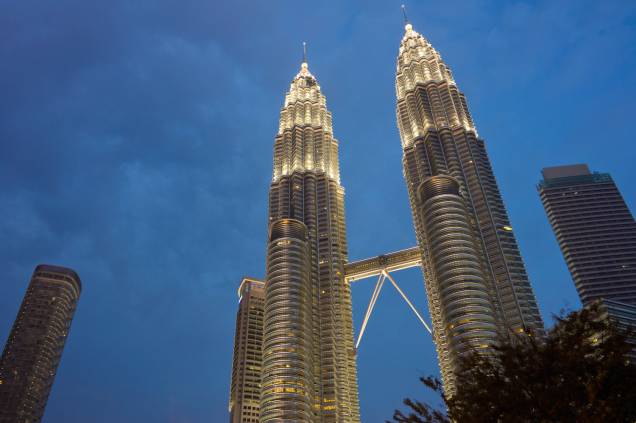 <strong>9 - Petronas Towers - Kuala Lumpur, <a href="https://viajeaqui.abril.com.br/materias/voce-ja-foi-a-malasia" rel="Malásia" target="_blank">Malásia</a></strong>Construídas em 1998, as torres gêmeas da Malásia tem<strong> 452 metros de altura </strong>(com antena). Assim como o Burj Khalifa, as <a href="https://www.petronastwintowers.com.my/" rel="Petronas Towers" target="_blank">Petronas Towers</a> também tiveram seu momento de fama nas telonas do cinema: o filme “Armadilha”, de 1999, usou as irmãs como uma de suas locações <strong>9 - Petronas Towers - Kuala Lumpur, <a href="https://viajeaqui.abril.com.br/materias/voce-ja-foi-a-malasia" rel="Malásia" target="_blank">Malásia</a></strong>Construídas em 1998, as torres gêmeas da Malásia tem<strong> 452 metros de altura </strong>(com antena). Assim como o Burj Khalifa, as <a href="https://www.petronastwintowers.com.my/" rel="Petronas Towers" target="_blank">Petronas Towers</a> também tiveram seu momento de fama nas telonas do cinema: o filme “Armadilha”, de 1999, usou as irmãs como uma de suas locações