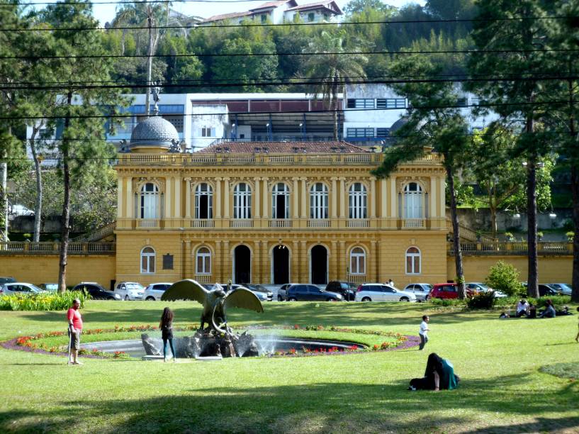 Friozinha em grande parte do ano, Petrópolis era um refúgio da família real do calor e dos piolhos do Rio de Janeiro; e hoje é refúgio de quem também não consegue lidar com o verão na Cidade Maravilhosa Friozinha em grande parte do ano, Petrópolis era um refúgio da família real do calor e dos piolhos do Rio de Janeiro; e hoje é refúgio de quem também não consegue lidar com o verão na Cidade Maravilhosa