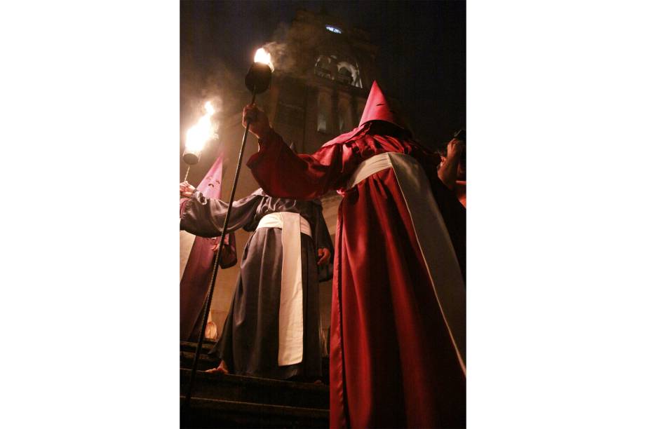 Farricocos em frente à Igreja do Rosário na cidade de Goiás (GO), local que representa a Última Ceia, na Procissão do Fogaréu durante a Semana Santa