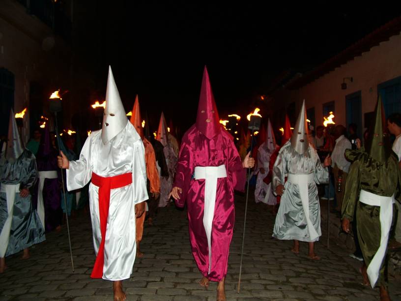 O farricoco de túnica branca é o responsável por carregar o estandarte de Jesus, quando ele é achado. Procissão do Fogaréu, durante a Semana Santa em <a href="https://beta-develop.viagemeturismo.abril.com.br/cidades/goias/" target="_blank" rel="noopener">Goiás (GO)</a>