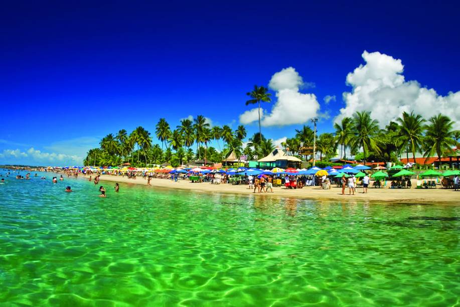 A praia do Centro de Porto de Galinhas abriga o maior atrativo do destino: as piscinas naturais. Na orla predominam barracas e vendedores ambulantes 