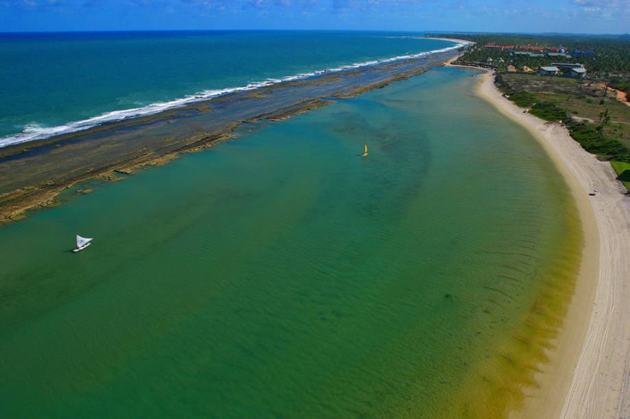 Vista a&eacute;rea da Praia Muro Alto. A forma&ccedil;&atilde;o do local &ndash; um lago limitado por um pared&atilde;o de recifes &ndash; &eacute; ideal para a pr&aacute;tica de caiaque e windsurf