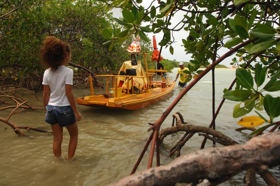 O passeio de jangada pelo Rio Maraca&iacute;pe, que dura 40 minutos, inclui a passagem por um manguezal