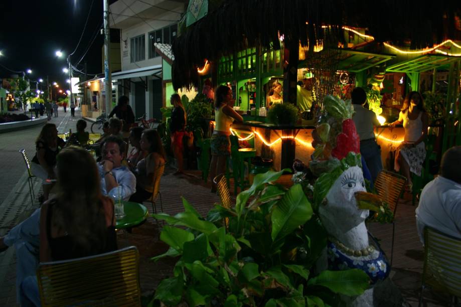 No Caf&eacute; do Brasil, que fica no largo mais movimentado da vila, s&atilde;o servidos cafezinho, drinques e batidas de frutas