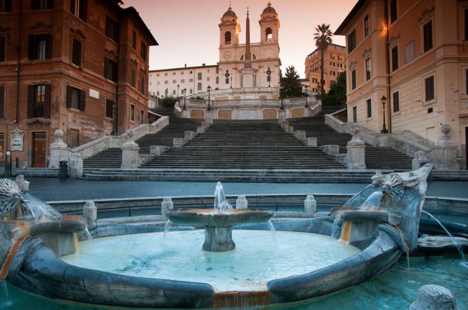 <strong>7. Piazza di Spagna: </strong>As casas em tons rosados e a esplêndida escadaria caracterizam a <a href="https://viajeaqui.abril.com.br/estabelecimentos/italia-roma-atracao-piazza-di-spagna" target="_self"><strong>Piazza di Spagna</strong></a>. No centro, fica a charmosa fonte em forma de barco, a Barcaccia