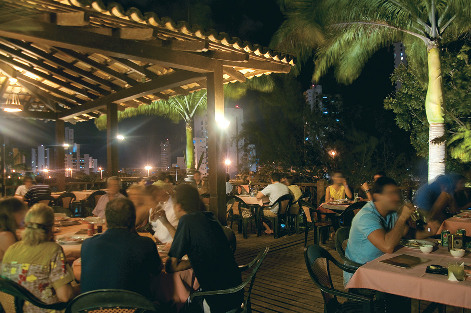 O&nbsp;<a href="https://viajeaqui.abril.com.br/estabelecimentos/br-rn-natal-restaurante-piazzale-italia" rel="Piazzale It&aacute;lia">Piazzale It&aacute;lia</a>&nbsp;&eacute; um dos melhores restaurantes da categoria em Natal. Serve massas, carnes, peixes e pizzas. A matriz fica na Ponta Negra e a filial fica no Shopping Midway Mall