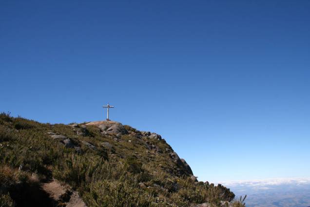 Principal atração do Parque Nacional do Alto Caparaó, o Pico da Bandeira com seus 2 892 m de altitude é o mais alto do Sudeste e o terceiro do país Principal atração do Parque Nacional do Alto Caparaó, o Pico da Bandeira com seus 2 892 m de altitude é o mais alto do Sudeste e o terceiro do país