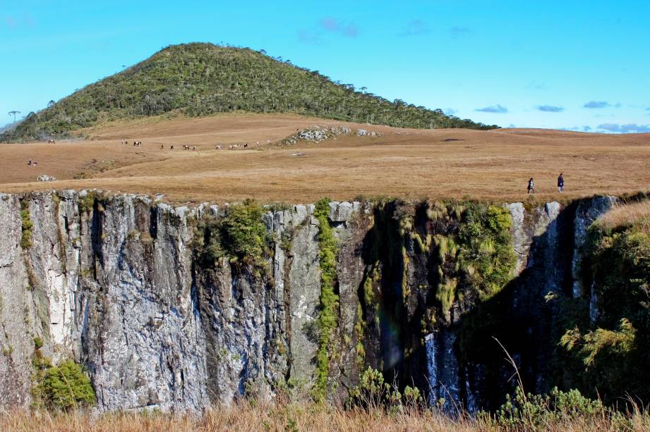 Durante a visita ao Cânion do Monte Negro, em <a href="https://viajeaqui.abril.com.br/cidades/br-rs-sao-jose-dos-ausentes" rel="São José dos Ausentes (RS)" target="_blank">São José dos Ausentes (RS)</a>, é possível caminhar bem próximo à beira do precipício, e escalar a montanha ao fundo, que chega a 1400 metros de altitude