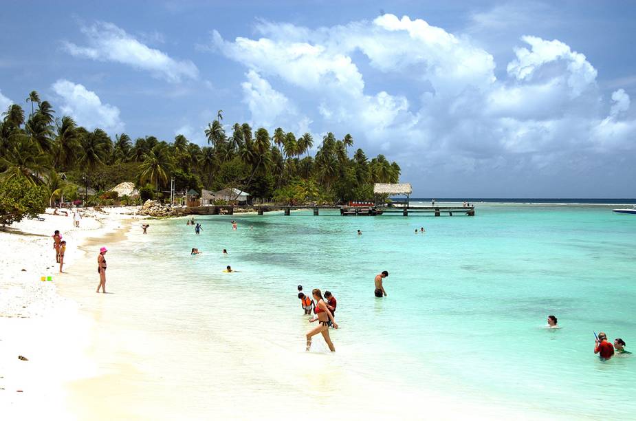 Banhistas em Pigeon Point, Tobago