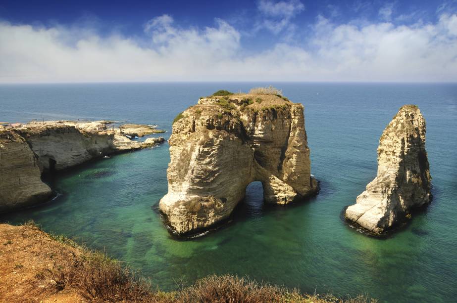 <strong>Pigeons Rock, Beirute, Líbano </strong>            As rochas são consideradas como o cartão-postal da cidade, oferecendo uma visão deslumbrante ao turista. Seu entorno é favorável à prática de caminhadas, de onde se pode clicar a paisagem local            <em><a href="https://www.booking.com/city/lb/beirut.pt-br.html?sid=5b28d827ef00573fdd3b49a282e323ef;dcid=4aid=332455&label=viagemabril-as-mais-belas-praias-do-mediterraneo" rel="Veja preços de hotéis em Beirute no Booking.com" target="_blank">Veja preços de hotéis em Beirute no Booking.com</a></em>