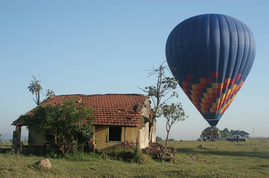 Algumas cidades do <a href="https://beta-develop.viagemeturismo.abril.com.br/paises/brasil/">Brasil</a> também oferecem estrutura para passeios de balão. É o caso de <a href="https://beta-develop.viagemeturismo.abril.com.br/cidades/piracicaba/" target="_blank">Piracicaba</a> (foto), <a href="https://beta-develop.viagemeturismo.abril.com.br/cidades/boituva-3/" target="_blank">Boituva</a>, <a href="https://beta-develop.viagemeturismo.abril.com.br/cidades/sorocaba/" target="_blank">Sorocaba</a>, <a href="https://beta-develop.viagemeturismo.abril.com.br/cidades/torres-2/" target="_blank">Torres</a> e <a href="https://beta-develop.viagemeturismo.abril.com.br/cidades/rio-claro/" target="_blank">Rio Claro</a>, que são as mais conhecidas. Para voar é necessário agendar o passeio previamente com uma agência especializada.