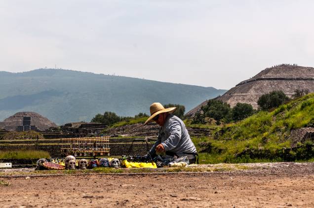<strong>2. Pirâmide do Sol – Teotihuacán – México </strong>É possível subir até o topo da pirâmide para admirar as outras construções do sítio arqueológico de Teotihuacán e as belas montanhas em volta. A escada que leva até o alto tinha 260 degraus (hoje tem apenas 238), número que tem relação com o calendário teotihuacano. A pirâmide é constituída de montículos de terra recoberta com pedaços de lava vulcânica petrificada e acreditava-se que era um monumento maciço até que foram encontradas oferendas ocultas e túneis em seu interior (ainda estão sendo investigados).A Pirâmide do Sol fica a poucas horas da Cidade do México, cujo centro histórico tem duas ruínas de pirâmides importantes que foram destruídas pelos espanhóis e suas pedras utilizadas para construção de igrejas e outros edifícios <strong>2. Pirâmide do Sol – Teotihuacán – México </strong>É possível subir até o topo da pirâmide para admirar as outras construções do sítio arqueológico de Teotihuacán e as belas montanhas em volta. A escada que leva até o alto tinha 260 degraus (hoje tem apenas 238), número que tem relação com o calendário teotihuacano. A pirâmide é constituída de montículos de terra recoberta com pedaços de lava vulcânica petrificada e acreditava-se que era um monumento maciço até que foram encontradas oferendas ocultas e túneis em seu interior (ainda estão sendo investigados).A Pirâmide do Sol fica a poucas horas da Cidade do México, cujo centro histórico tem duas ruínas de pirâmides importantes que foram destruídas pelos espanhóis e suas pedras utilizadas para construção de igrejas e outros edifícios