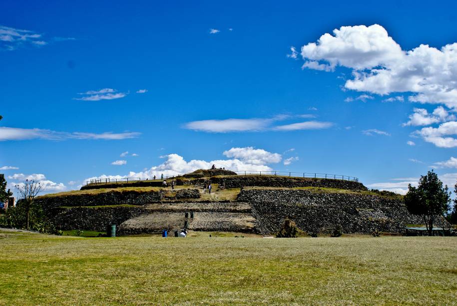 <strong>8. Pirâmide de Cuicuilco – Cuicuilco – México </strong>Ainda que não seja lá muito alta, a pirâmide de Cuicuilco se destaca por ser uma das únicas pirâmides redondas do mundo. Localizada ao sul da Cidade do México, no extremo sul do que foi o lago Texcoco, o sítio arqueológico poderia ser a cidade mais antiga do Vale do México, relacionada à cultura Olmeca e construída entre 800 e 600 a.C. A região foi destruída e abandonada de vez após erupção do vulcão Xitle por volta do século 4 d.C. e seus habitantes teriam fugido para as cidades de Teotihuacán