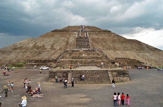 <strong>2. Pirâmide do Sol – Teotihuacán – México </strong>Com 71 metros de altura e 223 metros de cada lado, é uma das pirâmides mais altas do mundo todo. Foi construída entre os anos 1 e 150 d.C. por uma civilização que deixou poucos vestígios além das grandes construções. É o maior monumento de Teotihuacán, que foi uma das maiores cidades pré-hispânicas mesoamericanas. O nome “Teotihuacán” é de origem asteca e significa “cidade dos deuses”. Astecas encontraram a cidade já em ruínas e fizeram dela cenário de alguns de seus mitos fundamentais – o local já era destino turístico e místico antes da chegada dos espanhóis ao continente <strong>2. Pirâmide do Sol – Teotihuacán – México </strong>Com 71 metros de altura e 223 metros de cada lado, é uma das pirâmides mais altas do mundo todo. Foi construída entre os anos 1 e 150 d.C. por uma civilização que deixou poucos vestígios além das grandes construções. É o maior monumento de Teotihuacán, que foi uma das maiores cidades pré-hispânicas mesoamericanas. O nome “Teotihuacán” é de origem asteca e significa “cidade dos deuses”. Astecas encontraram a cidade já em ruínas e fizeram dela cenário de alguns de seus mitos fundamentais – o local já era destino turístico e místico antes da chegada dos espanhóis ao continente