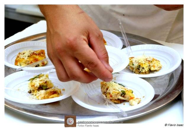 <a href="https://www.gastronomicopirenopolis.com.br/" rel="Festival Gastronômico de Pirenópolis – junho em Pirenópolis, GO" target="_blank"><strong>Festival Gastronômico de Pirenópolis – junho em Pirenópolis, GO</strong></a>Oficinas com minidegustações são o carro-chefe desse festival dedicado à gastronomia típica goiana, com releituras de chefs regionais e de todo o Brasil. Também acontecem oficinas de cozinha ao vivo para as principais refeições, aulas-show, oficinas de agroecologia e agronegócios e ações de turismo, moda e tecnologias voltadas para a gastronomia. Paralelos aos eventos na Feira Gastronômica que é montada no centro da cidade, restaurantes da cidade montam cardápio especial para os dias de evento e são realizadas diversas inserções culturais pela cidade, com música, performance e artes plásticas de autoria regional. <a href="https://www.gastronomicopirenopolis.com.br/" rel="Festival Gastronômico de Pirenópolis – junho em Pirenópolis, GO" target="_blank"><strong>Festival Gastronômico de Pirenópolis – junho em Pirenópolis, GO</strong></a>Oficinas com minidegustações são o carro-chefe desse festival dedicado à gastronomia típica goiana, com releituras de chefs regionais e de todo o Brasil. Também acontecem oficinas de cozinha ao vivo para as principais refeições, aulas-show, oficinas de agroecologia e agronegócios e ações de turismo, moda e tecnologias voltadas para a gastronomia. Paralelos aos eventos na Feira Gastronômica que é montada no centro da cidade, restaurantes da cidade montam cardápio especial para os dias de evento e são realizadas diversas inserções culturais pela cidade, com música, performance e artes plásticas de autoria regional.