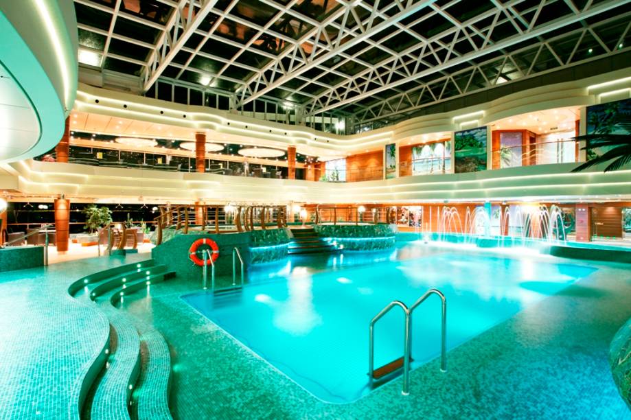 Piscina coberta do MSC Fantasia Piscina coberta do MSC Fantasia