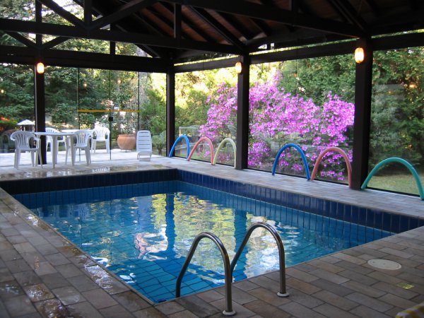 Piscina coberta e aquecida da pousada Le Château, em Gramado, Rio Grande do Sul Piscina coberta e aquecida da pousada Le Château, em Gramado, Rio Grande do Sul