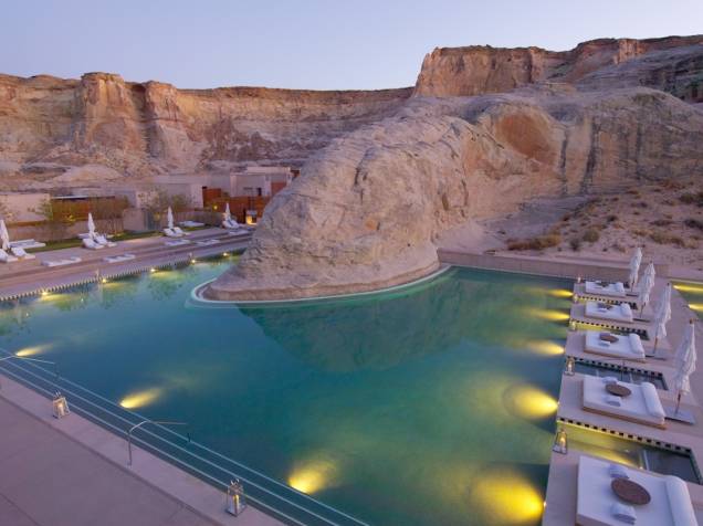 <strong>Natureza com luxo</strong>Das sete noites em hotéis cinco-estrelas imersos na paisagem natural, as três primeiras são no <a href="https://www.aman.com/resorts/amangiri" rel="Amangiri" target="_blank">Amangiri</a>, integrado ao relevo de Canyon Point, em Utah. Sua elegante piscina, por exemplo, contorna uma rocha imensa e é cercada pelo cenário arido (foto). As demais quatro noites, todas no Arizona, são divididas entre o <a href="https://www.enchantmentresort.com/" rel="Enchantment Resort" target="_blank">Enchantment Resort</a>, incrustrado nas formações rochosas avermelhadas de Sedona, e o <a href="https://www.fourseasons.com/scottsdale/" rel="Four Seasons" target="_blank">Four Seasons</a> de Scottsdale, no qual a quadra de tênis, o campo de golfe e a piscina fcam em meio à paisagem desértica.<strong>Quando:</strong> até 22 de outubro<strong>Quem leva:</strong> <a href="https://www.teresaperez.com.br/" rel="Teresa Perez" target="_blank">Teresa Perez</a><strong>Quanto:</strong> US$ 8 897 <strong>Natureza com luxo</strong>Das sete noites em hotéis cinco-estrelas imersos na paisagem natural, as três primeiras são no <a href="https://www.aman.com/resorts/amangiri" rel="Amangiri" target="_blank">Amangiri</a>, integrado ao relevo de Canyon Point, em Utah. Sua elegante piscina, por exemplo, contorna uma rocha imensa e é cercada pelo cenário arido (foto). As demais quatro noites, todas no Arizona, são divididas entre o <a href="https://www.enchantmentresort.com/" rel="Enchantment Resort" target="_blank">Enchantment Resort</a>, incrustrado nas formações rochosas avermelhadas de Sedona, e o <a href="https://www.fourseasons.com/scottsdale/" rel="Four Seasons" target="_blank">Four Seasons</a> de Scottsdale, no qual a quadra de tênis, o campo de golfe e a piscina fcam em meio à paisagem desértica.<strong>Quando:</strong> até 22 de outubro<strong>Quem leva:</strong> <a href="https://www.teresaperez.com.br/" rel="Teresa Perez" target="_blank">Teresa Perez</a><strong>Quanto:</strong> US$ 8 897