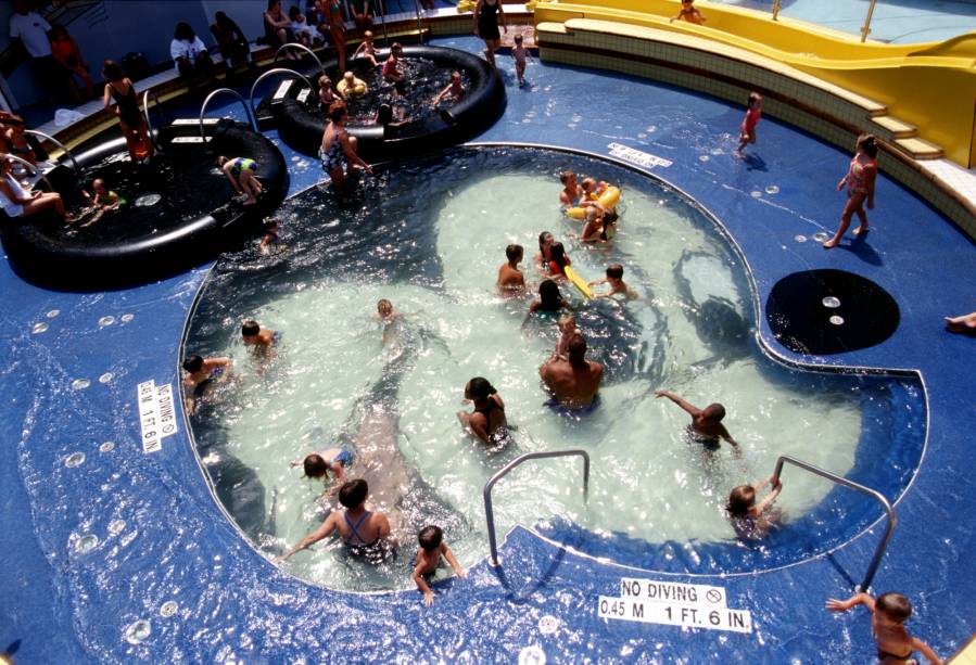 Piscina em um dos deques do Disney Wonder