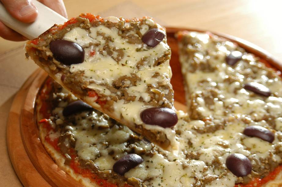 Pizza de berinjela, com azeitona preta, provolone e mussarela da <a href="https://pizzariacamelo.com.br/" rel="Pizzaria Camelo" target="_blank">Pizzaria Camelo</a>, em São Paulo