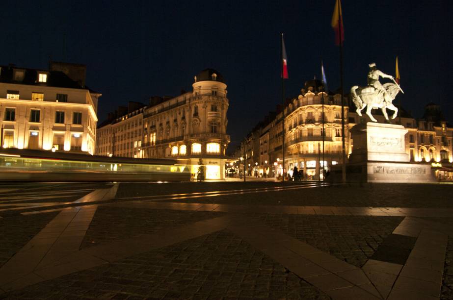 Place du Martroi, em Orléans, com a estátua equestre de Joana dArc dominando a cena Place du Martroi, em Orléans, com a estátua equestre de Joana dArc dominando a cena